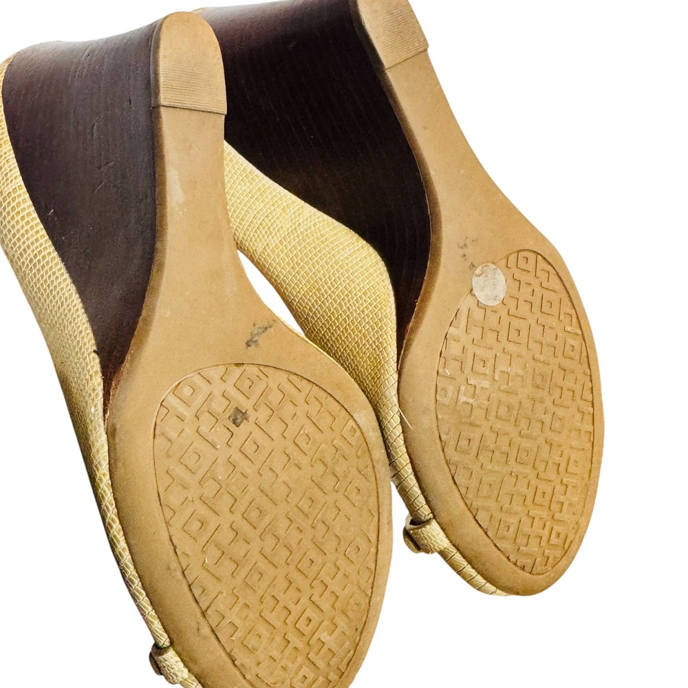Tory Burch Beige Tan Lizard Embossed Leather Peep Toe Wedge Pumps Logo 8.5M - Picture 7 of 8